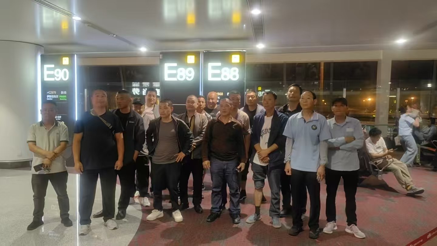 6月5日凌晨欢送工友北京出发迪拜木工钢筋工.jpg
